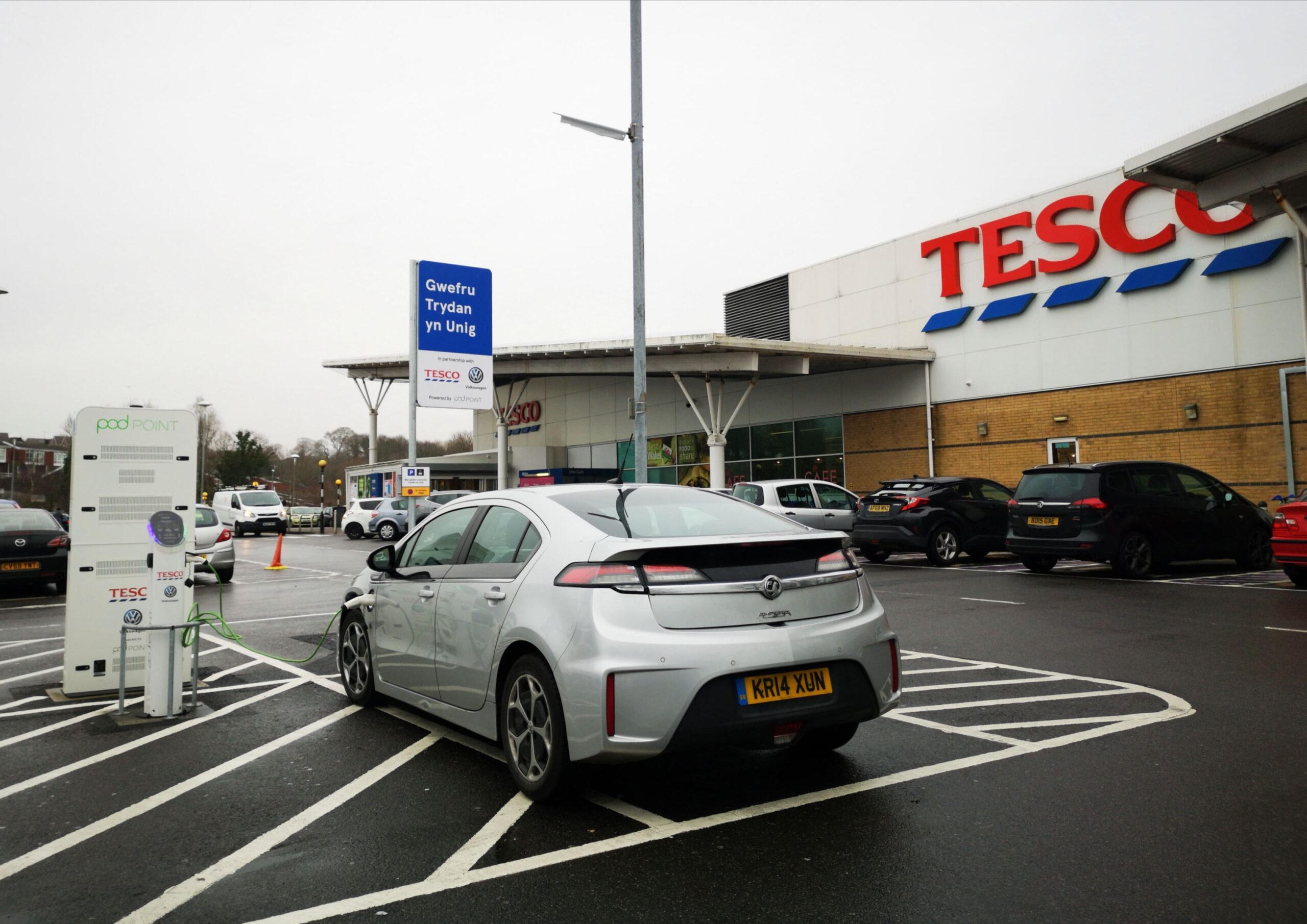 Supermarket giant leads the way for electric vehicle charge points Supermarket giant leads the way for electric vehicle charge points